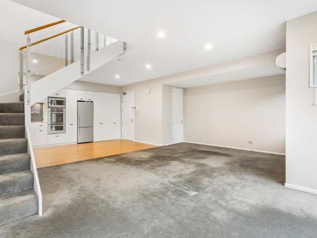 Popular Merivale / City Location 3 bedroom + basement parking