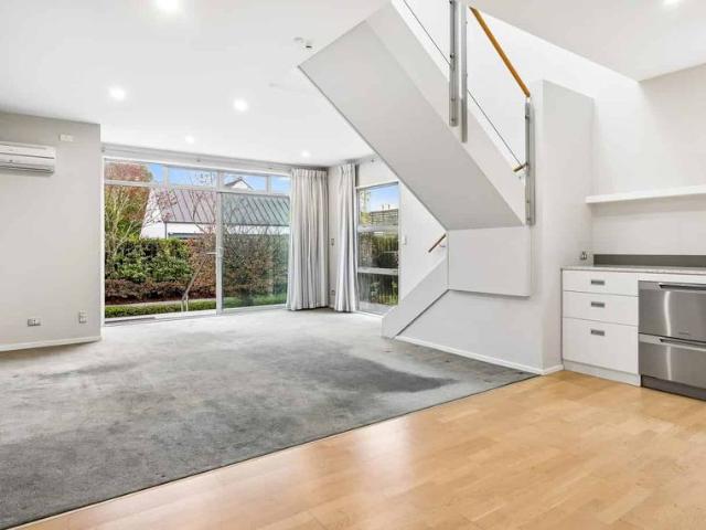 Popular Merivale / City Location 3 bedroom + basement parking
