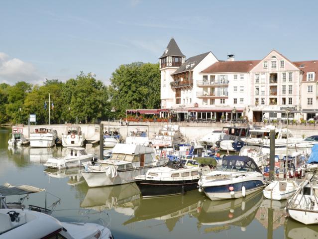 PORT CERGY F3 AVEC TERRASSE ET PARKING REFAIT à NEUF