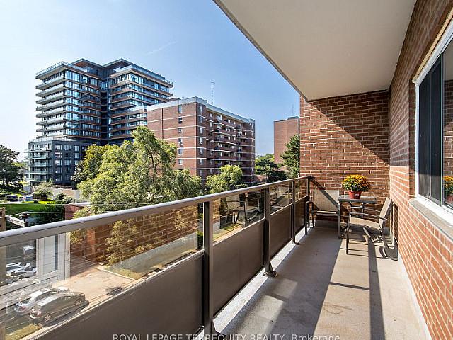 Port Credit Corner Unit, 2bedroom, 920 Sq Ft