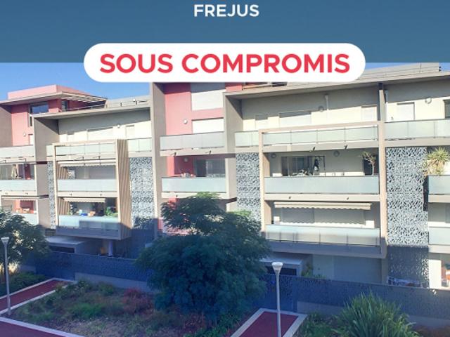 PORT FREJUS T2 DERNIER ETAGE GRANDE TERRASSE GARAGE