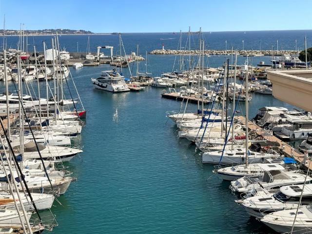 PORT FREJUS Studio 28 m2 dernier étage avec magnifique vue port/vue mer + parking