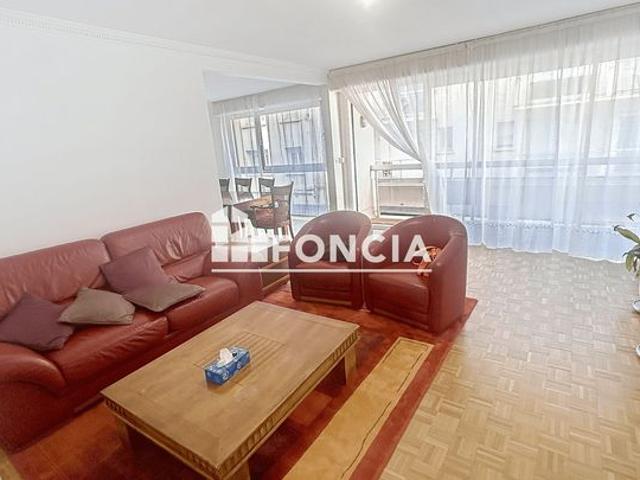 Port Grand T4 avec ascenseur, balcon, parking et cave