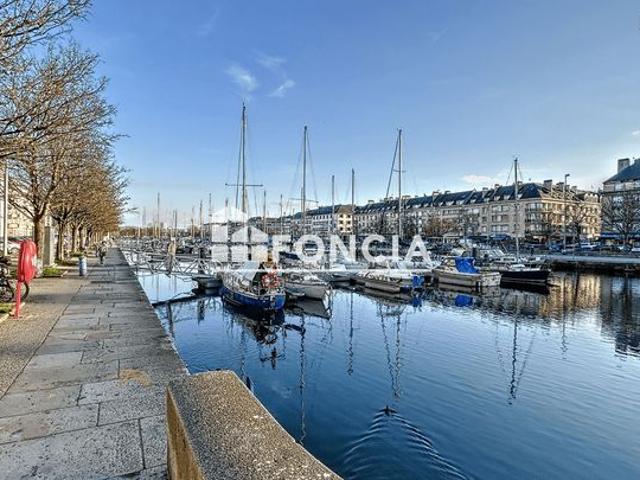 Port Grand T4 avec ascenseur, balcon, parking et cave