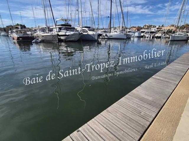 PORT GRIMAUD, MAISON AVEC PSCINE ET AMARRAGE DE 21M