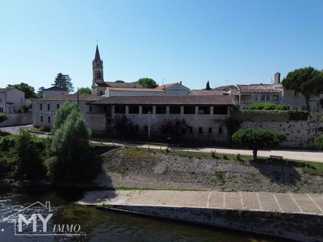PORT SAINTE FOY ET PONCHAPT: Ensemble immobilier de caractère avec vue sur la Dordogne