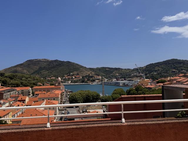 PORT VENDRES SUPERBE APPARTEMENT AVEC IMMENSE TERRASSE ET SUPERBE VUE SUR LE PORT
