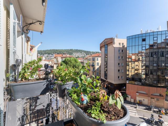 Port — 70 m² au dernier étage, deux balcons 70m² Nice