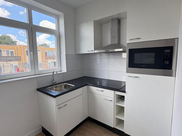 Portiekwoning dubbel bovenhuis met open portiek te huur in Rotterdam