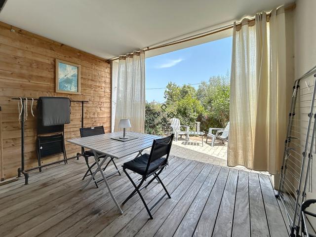 PORTO VECCHIO STUDIO AVEC TERRASSE ET JARDINET À PROXIMITÉ IMMÉDIATE DU PORT