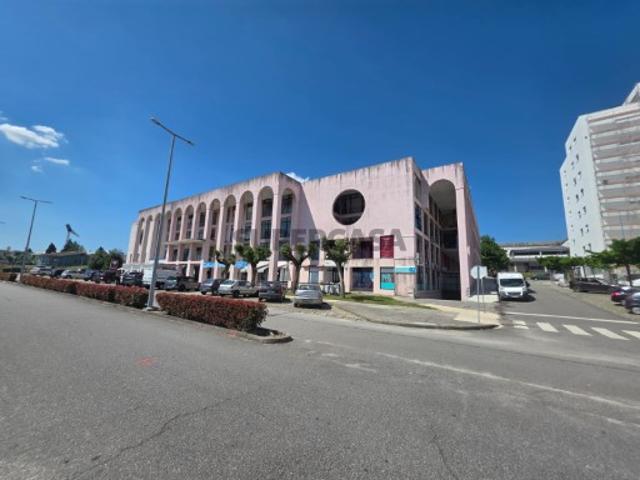 Portugueses e Espanhóis 38 lojas no Shopping Europa em Valença