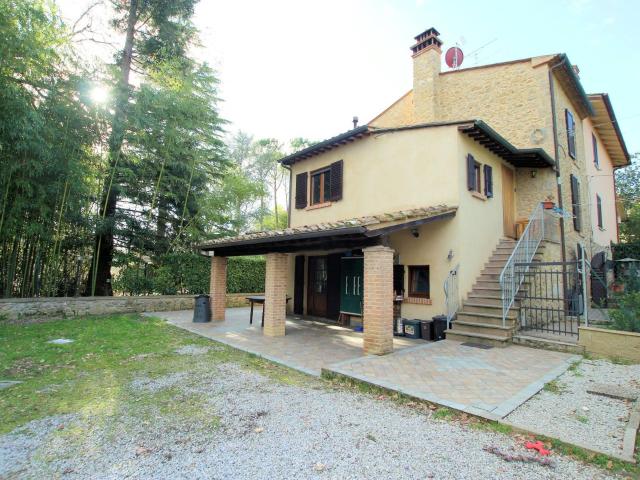 Porzione terratetto di casale con ampio giardino esclusivo i. 132m² Volterra