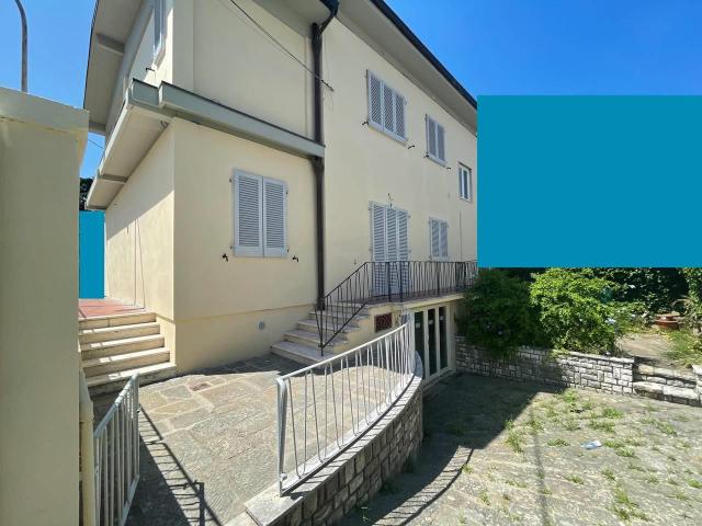 Porzione terratetto di villa bifamiliare in vendita a Pescia 170m² Pescia