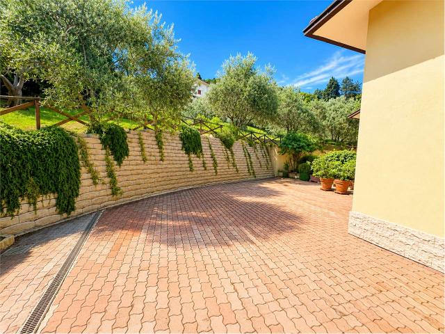 Porzione di villa con box auto