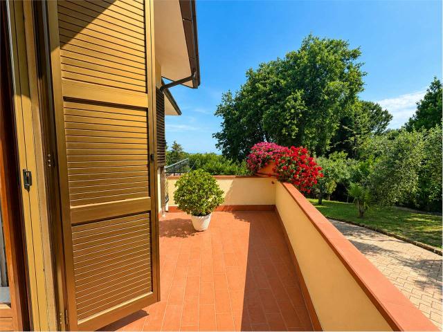 Porzione di villa con box auto