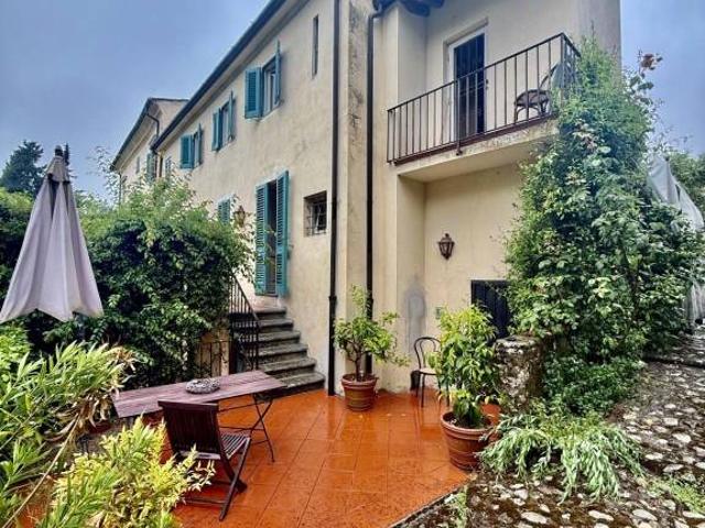 PORZIONE DI VILLA CON BELLISSIMI RIFINITURE