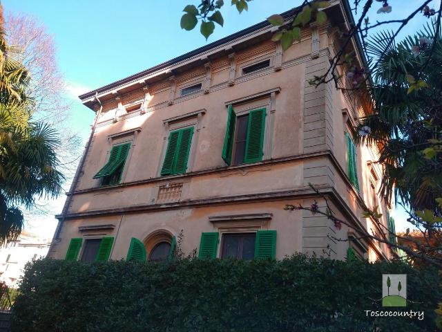 Porzione di villa con giardino e vista, in vendita a Lari To. 300m² Lari
