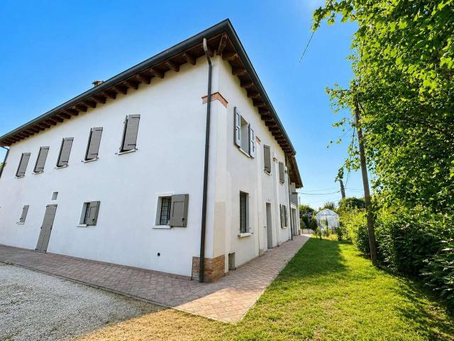 Porzione di villa in vendita a Modena