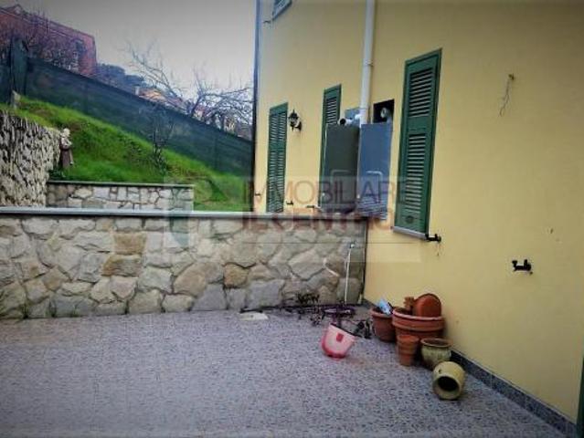 Porzione di bifamiliare con garage e giardino