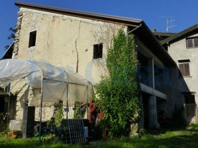 Porzione di casa con giardino