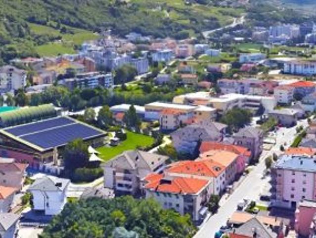 Porzione di casa con giardino e garage doppio