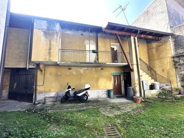 PORZIONE DI CASA DA RISTRUTURARE A LECCO Maggianico