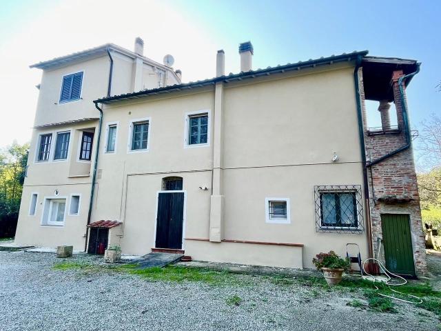 Porzione di casa in vendita a Treggiaia Pontedera in Da rivedere composto da 11vani