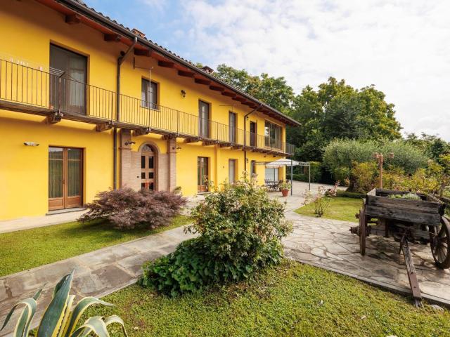 Porzione di casa in vendita a Castagneto Po 350m² Castagneto Po