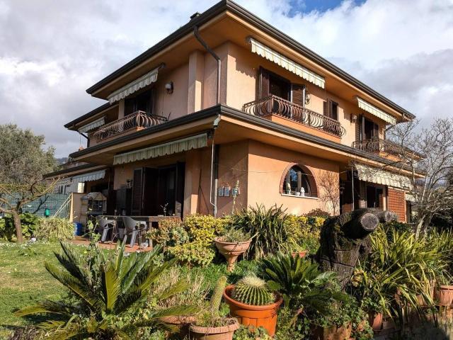 Porzione di casa in vendita a Massa