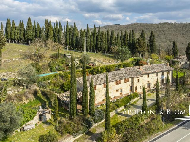 Porzione in pietra con appartamenti e piscina Castellina i. 500m² Castellina in Chianti