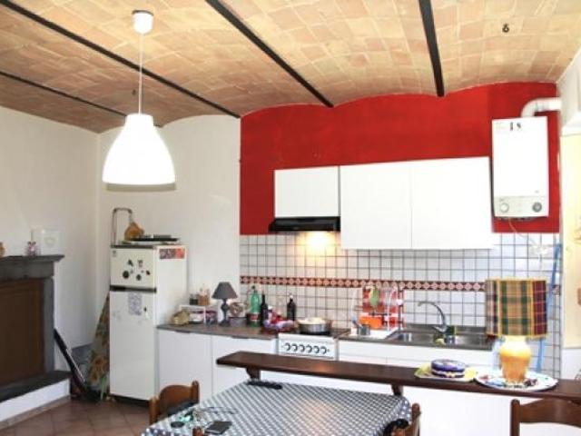 Porano vendesi appartamento con balcone e magazzino in cielo terra