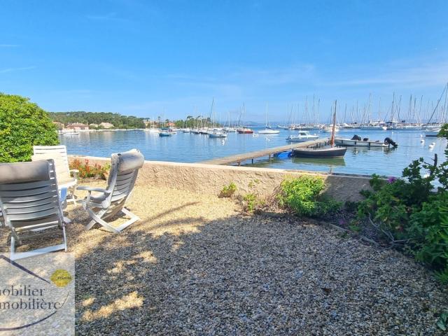 PORQUEROLLES APPARTEMENT 96 M² AVEC JARDIN SUR LA MER ET PONTON