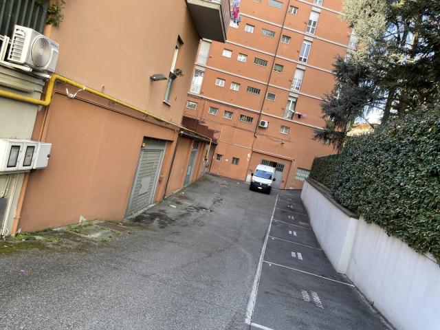 Posto auto coperto in vendita in via toscana, Bologna