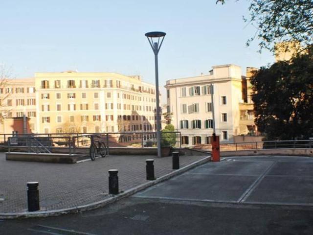 Posto auto in vendita a Roma