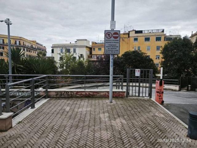 Posto auto in vendita a Roma