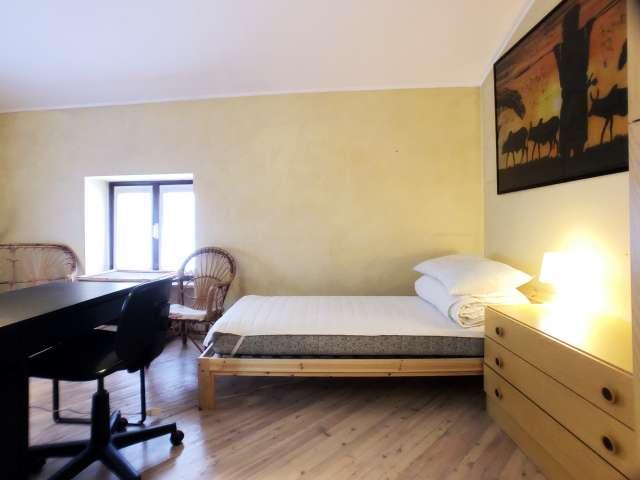 Posto letto in affitto in appartamento con 3 camere da letto, Lambrate
