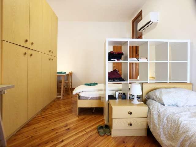 Posto letto in affitto in appartamento con 3 camere da letto, Lambrate