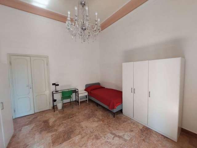 Posto letto in affitto in appartamento con 10 camere da letto a Firenze