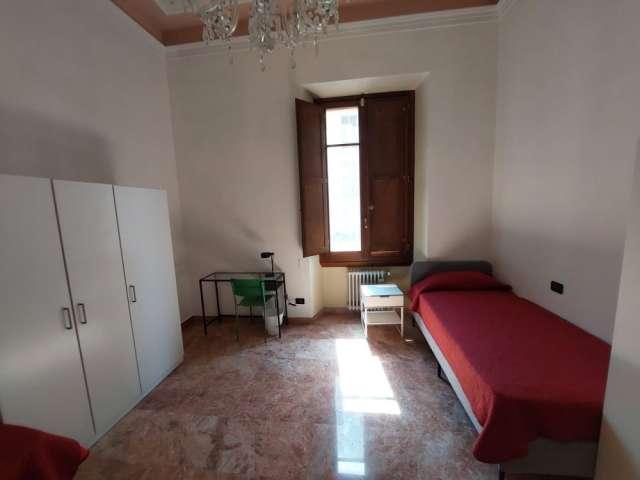 Posto letto in affitto in appartamento con 10 camere da letto a Firenze