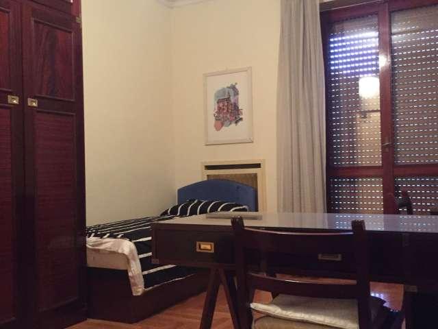 Posto letto in affitto in appartamento con 2 camere da letto a Isola, Milano