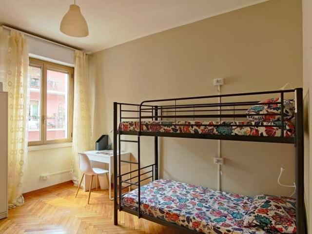 Posto letto in affitto in appartamento con 2 camere da letto a Milano