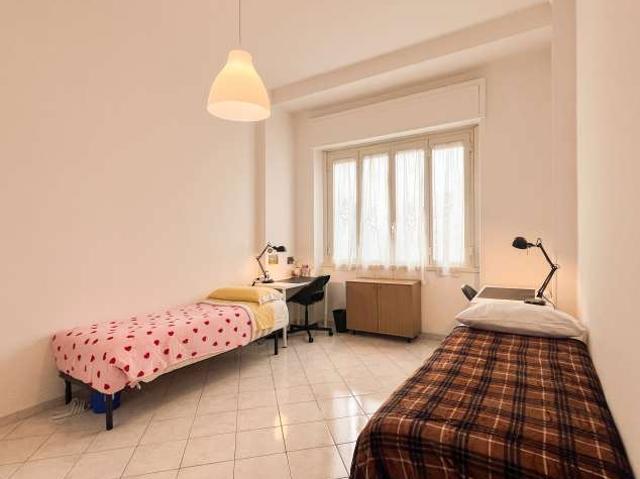 Posto letto in affitto in appartamento con 2 camere da letto a Milano