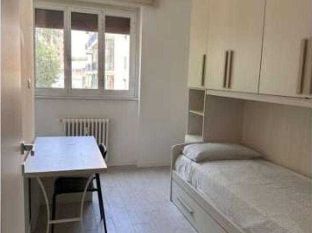 Posto letto in affitto in appartamento con 2 camere da letto a Milano