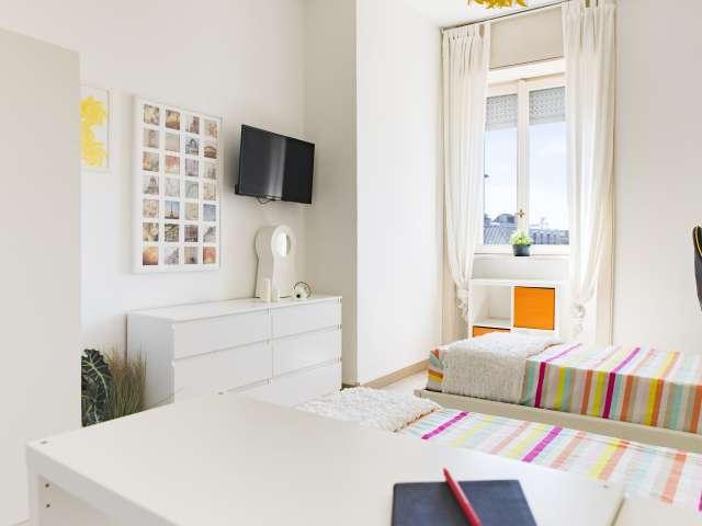 Posto letto in affitto in appartamento con 7 camere da letto a Milano