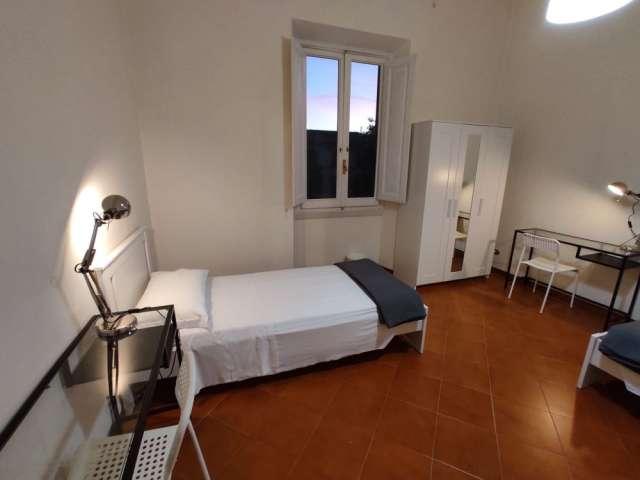 Posto letto in affitto in appartamento con 4 camere da letto a Firenze