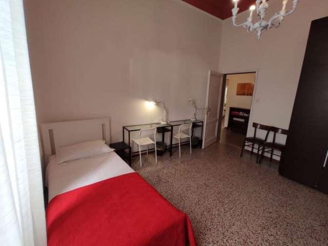 Posto letto in affitto in appartamento con 4 camere da letto a Firenze