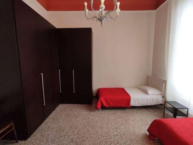 Posto letto in affitto in appartamento con 4 camere da letto a Firenze