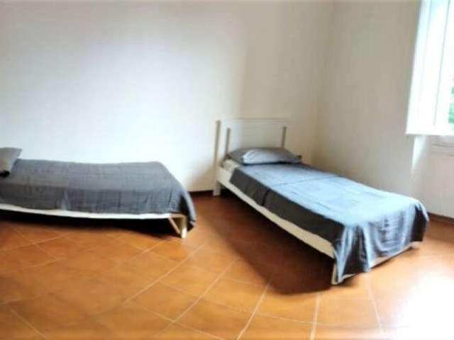 Posto letto in affitto in appartamento con 4 camere da letto a Firenze