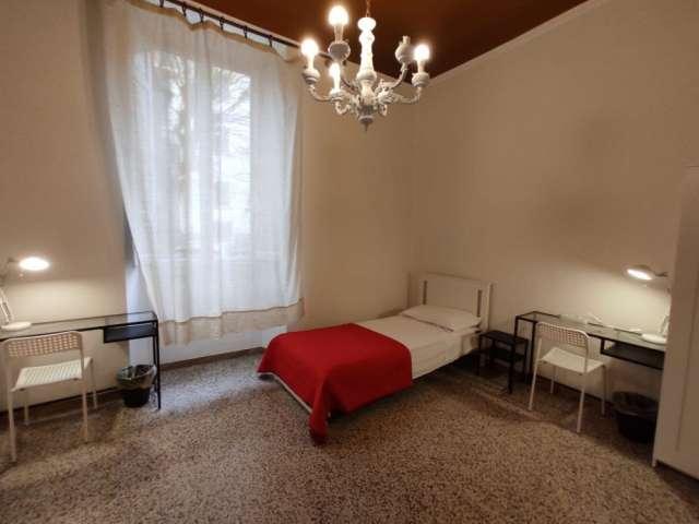 Posto letto in affitto in appartamento con 4 camere da letto a Firenze