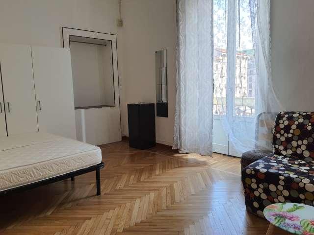 Posto letto in affitto in appartamento con 4 camere da letto a Loreto, Milano
